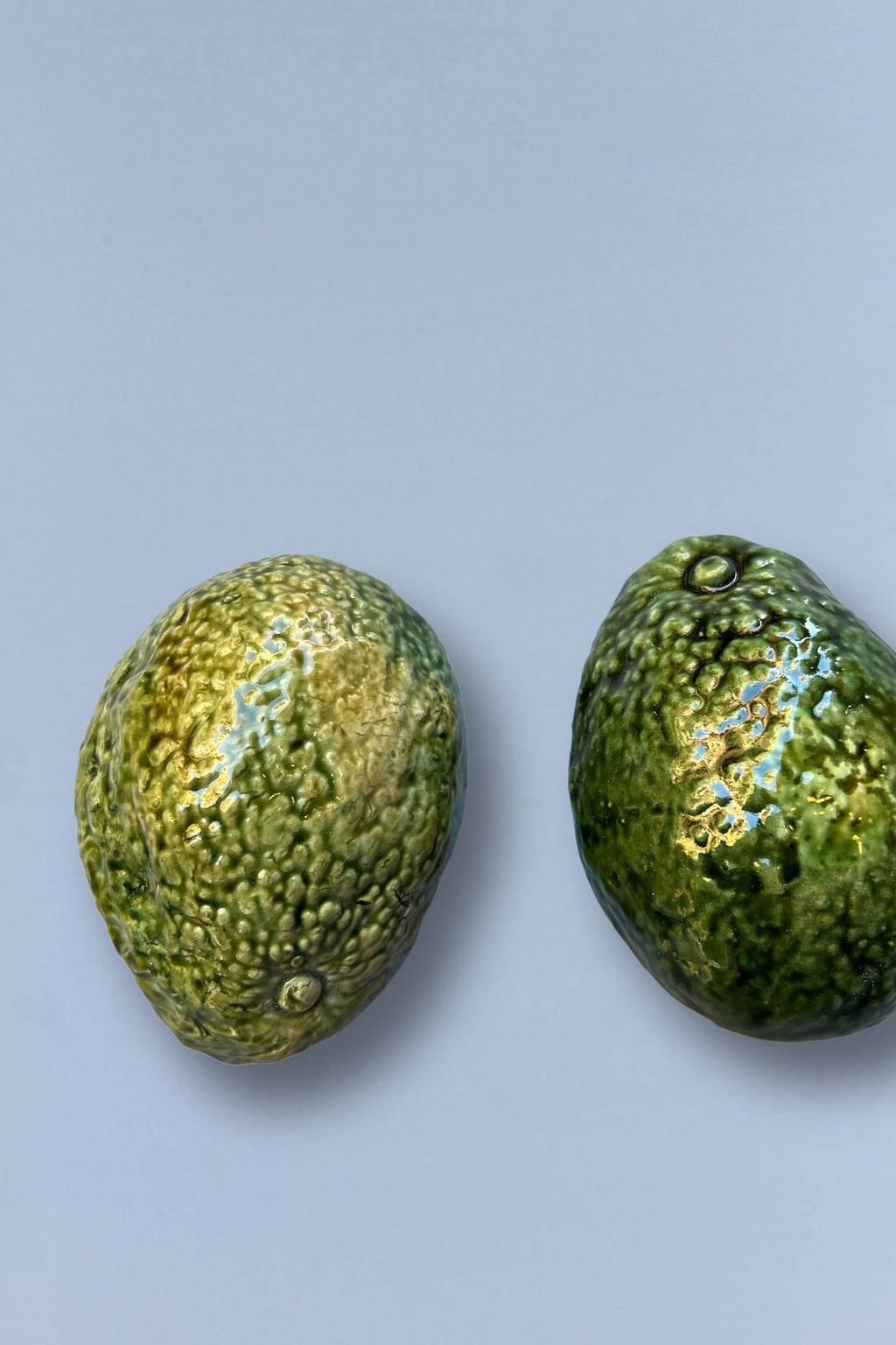 Aguacate réplica de cerámica esmaltada