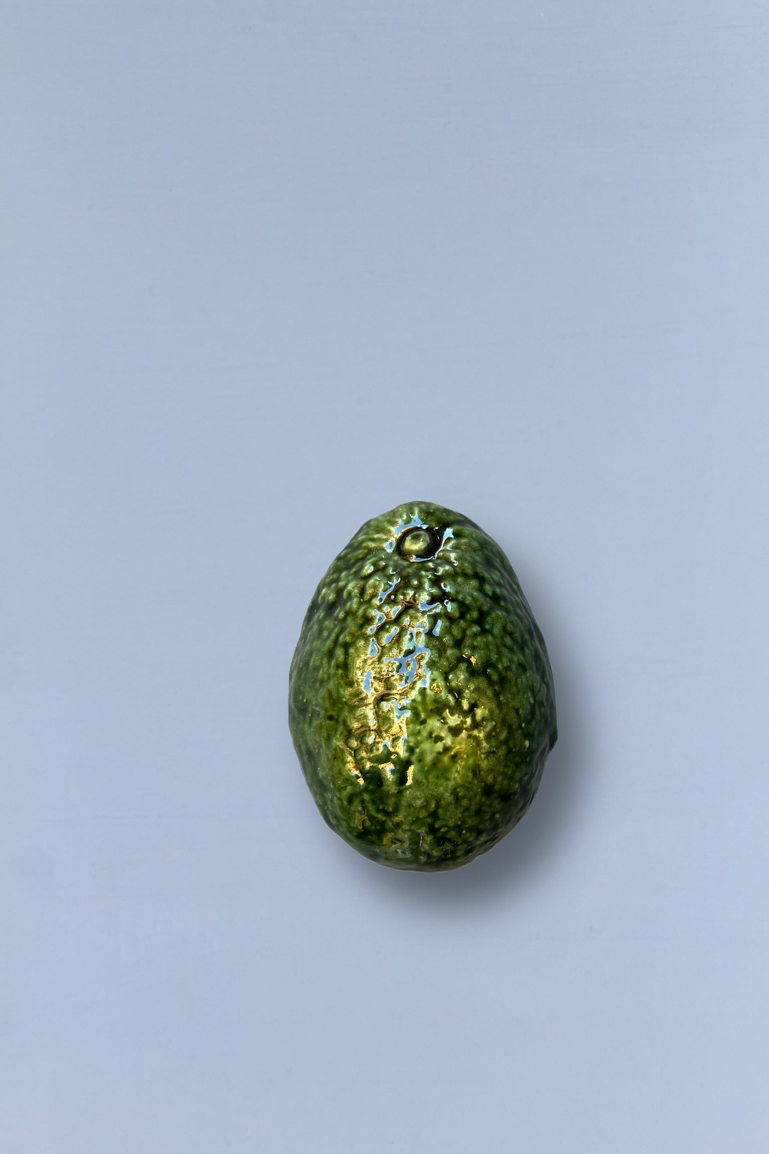 Aguacate réplica de cerámica esmaltada