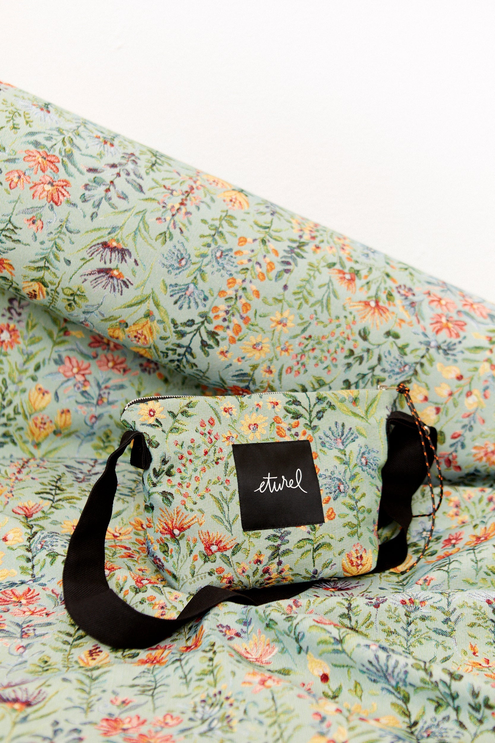 Bolso bandolera tejido jacquard azaleas celeste