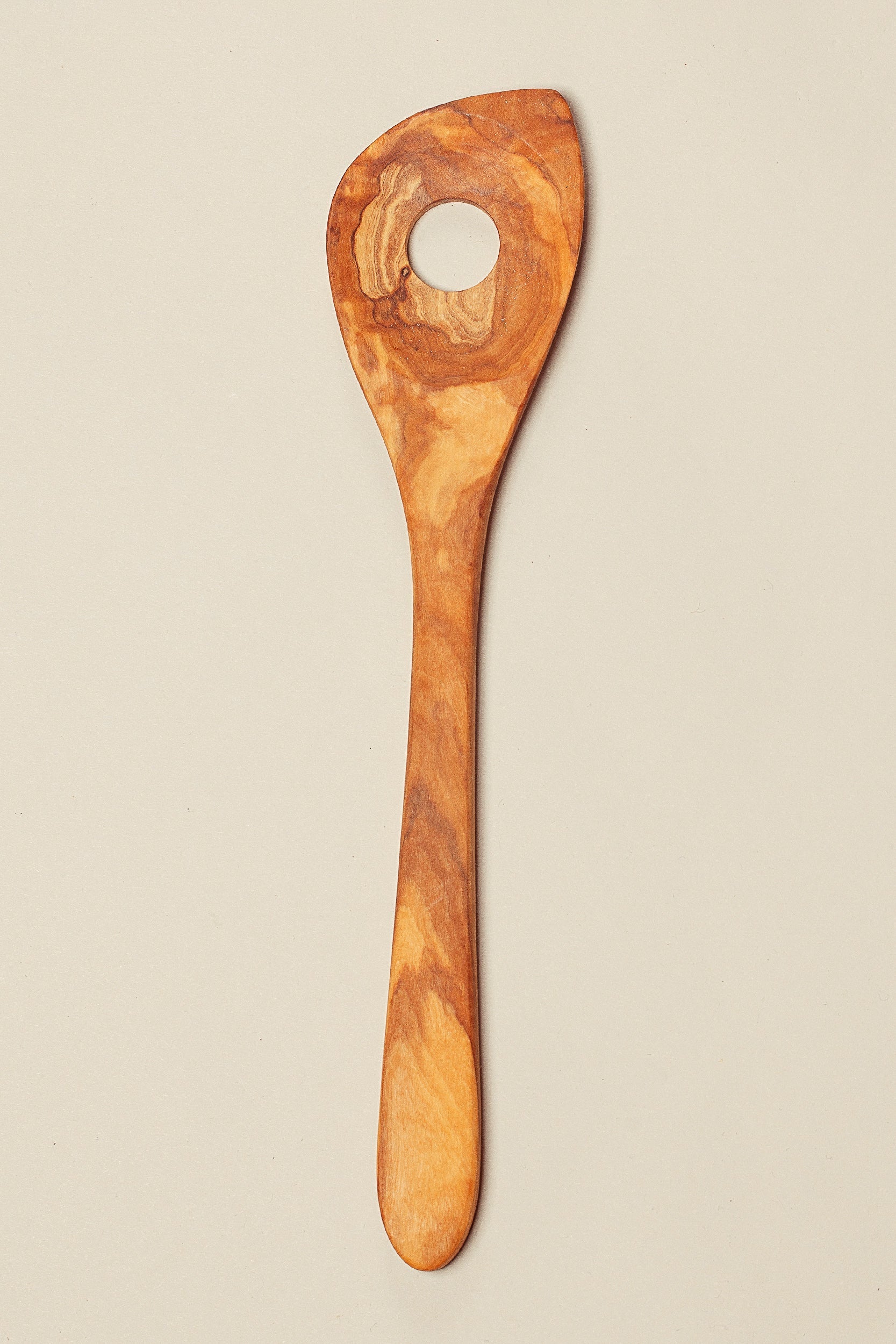 Cuchara con agujero de madera de olivo