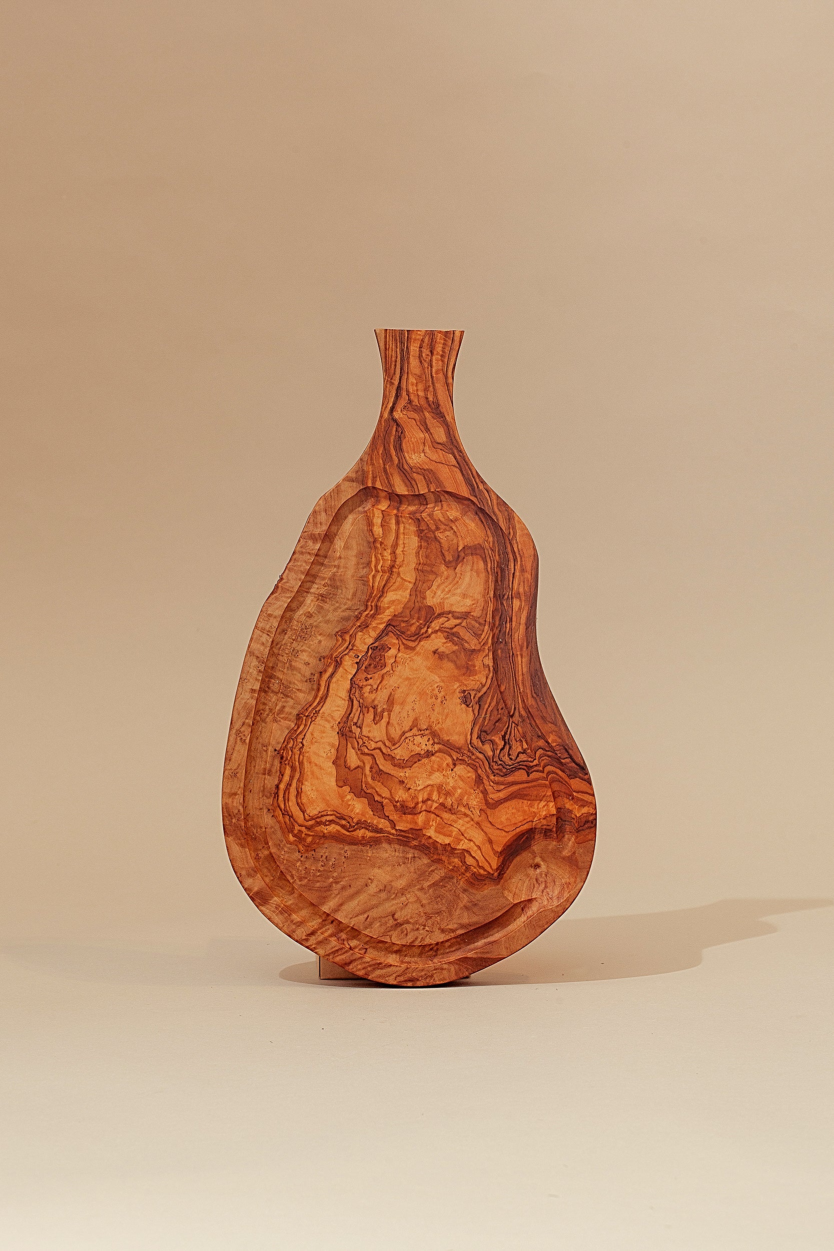 Tabla de madera de olivo irregular con mango mediana