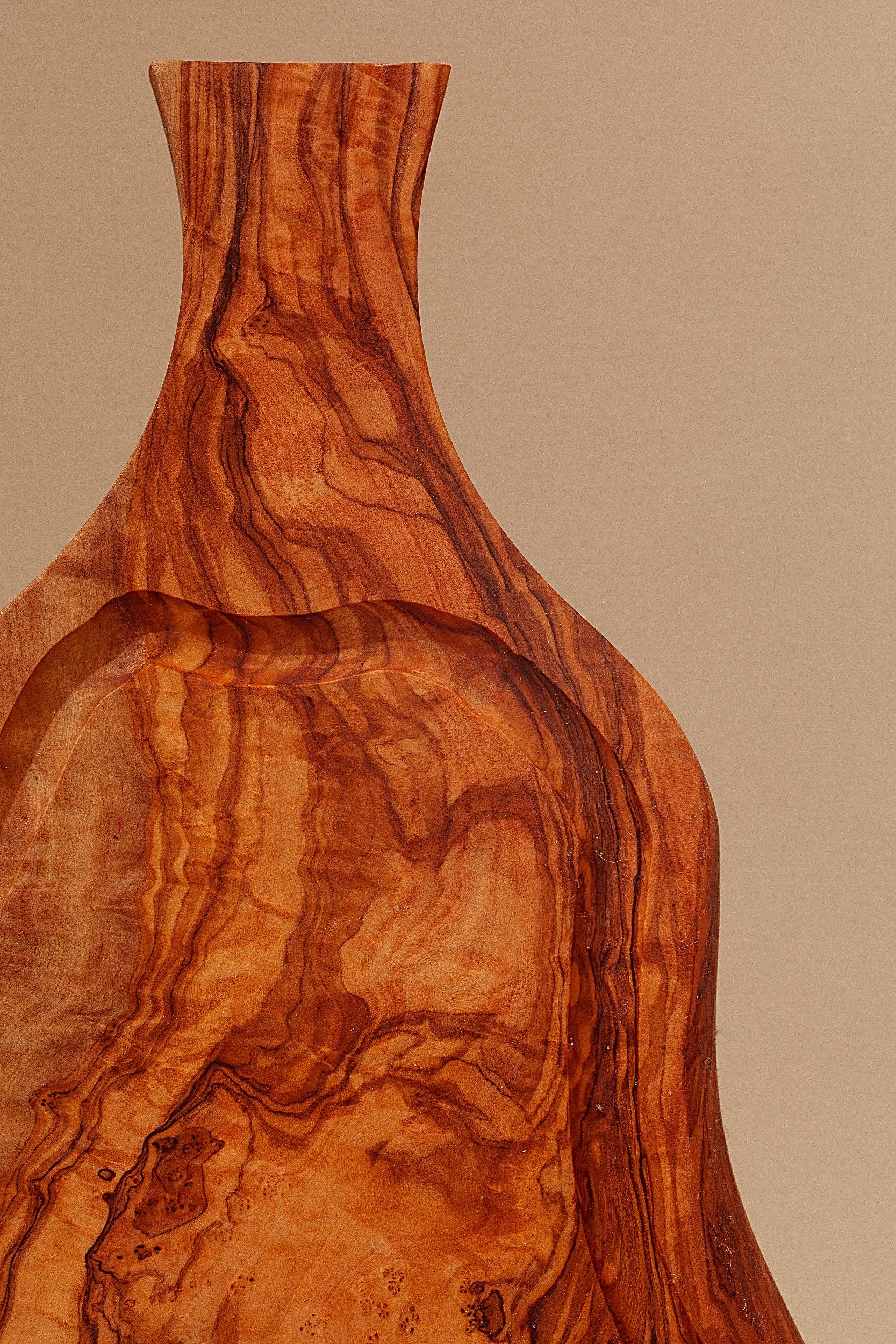 Tabla de madera de olivo irregular con mango mediana