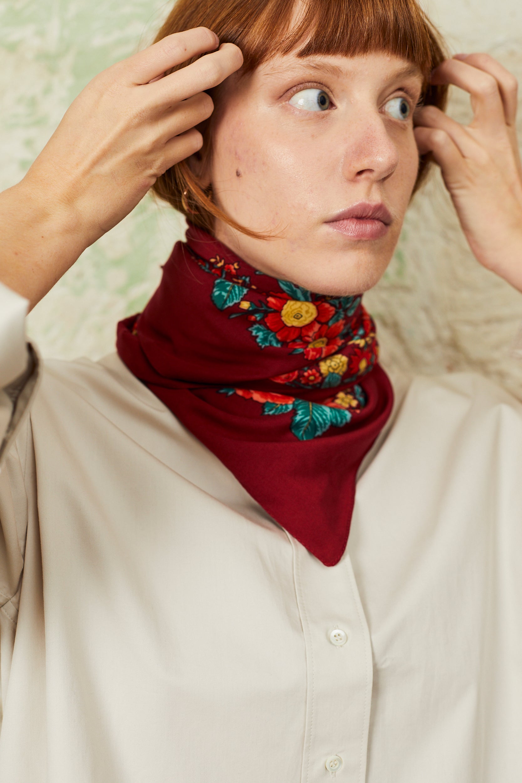 Pañuelo portugués flores granate