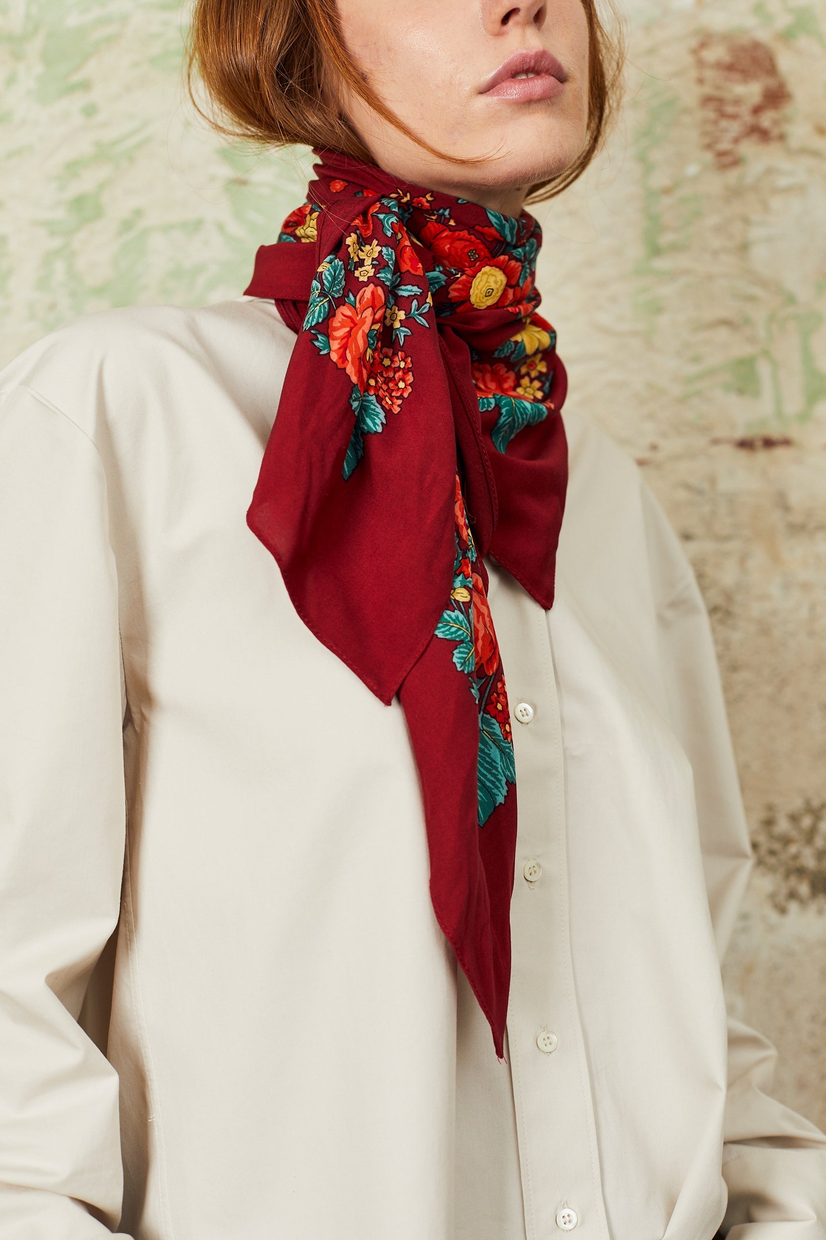 Pañuelo portugués flores granate